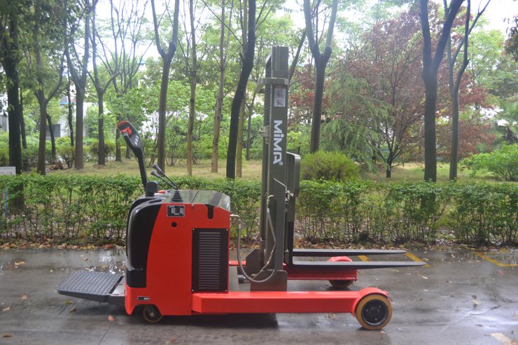 “湖南榮洲機械設(shè)備有限公司，移動式升降平臺價格，湖南升降貨梯，塑料托盤批發(fā)，固定式升降平臺，曲臂式升降平臺，汽車尾板，全電動叉車”