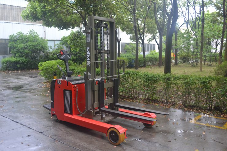 “湖南榮洲機械設(shè)備有限公司，移動式升降平臺價格，湖南升降貨梯，塑料托盤批發(fā)，固定式升降平臺，曲臂式升降平臺，汽車尾板，全電動叉車”